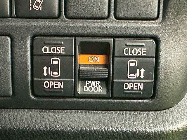 TOYOTA VOXY 2018 Image 31