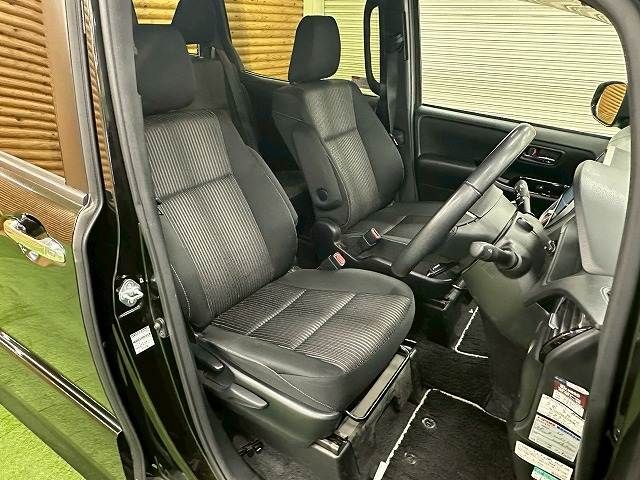 TOYOTA VOXY 2018 Image 31