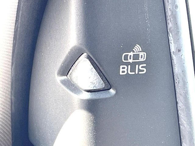 VOLVO V40 2017 Image 31