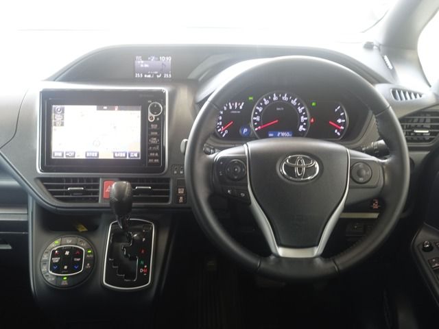 TOYOTA VOXY 2014 Image 31