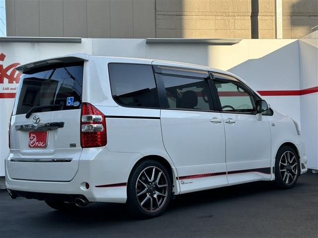 TOYOTA NOAH 2011 Image 31