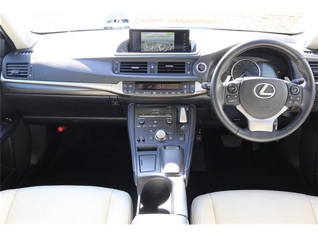 TOYOTA LEXUS CT200H 2018 Image 31