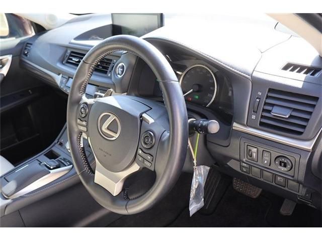 TOYOTA LEXUS CT200H 2018 Image 31