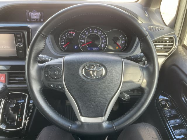 TOYOTA VOXY 2017 Image 31