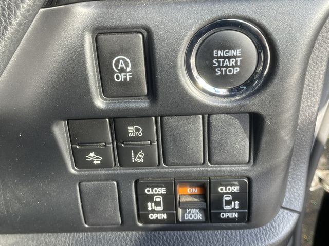 TOYOTA VOXY 2017 Image 31