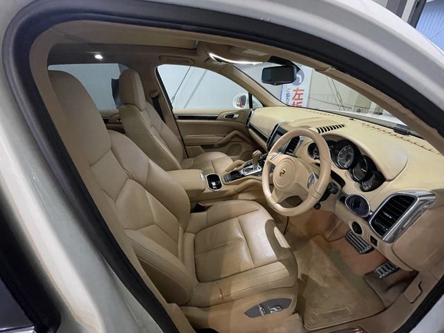 PORSCHE CAYENNE 2011 Image 31