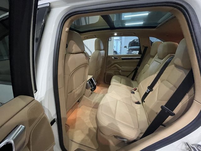 PORSCHE CAYENNE 2011 Image 31