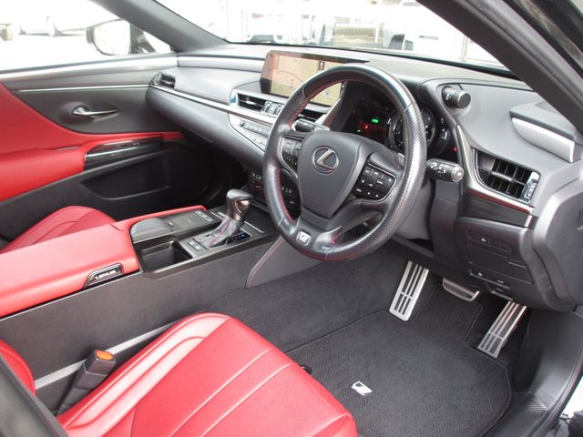 TOYOTA LEXUS ES300H 2019 Image 31