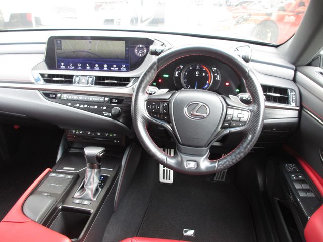 TOYOTA LEXUS ES300H 2019 Image 31