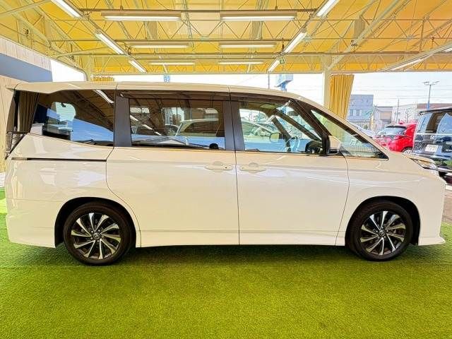 TOYOTA VOXY HYBRID 2023 Image 31