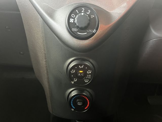 TOYOTA IQ 2009 Image 31