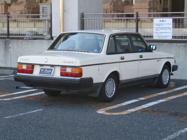 VOLVO 240 SEDAN 1989 Image 31