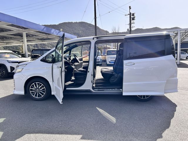 TOYOTA VOXY 2015 Image 31