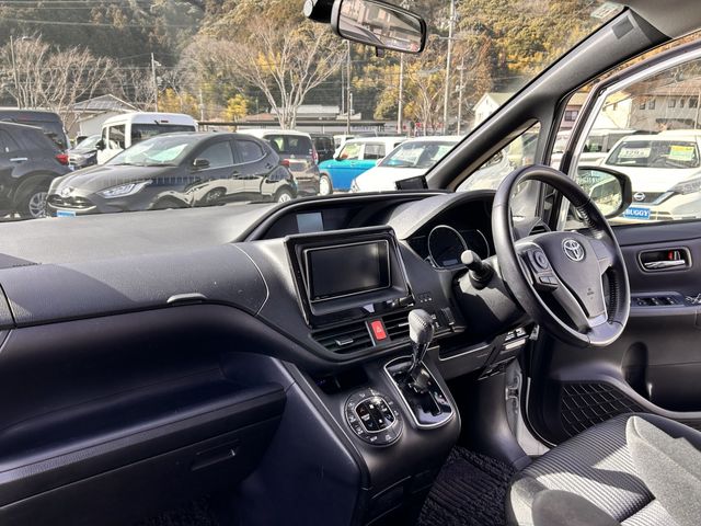 TOYOTA VOXY 2015 Image 31