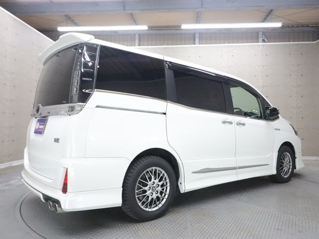 TOYOTA VOXY HYBRID 2017 Image 31