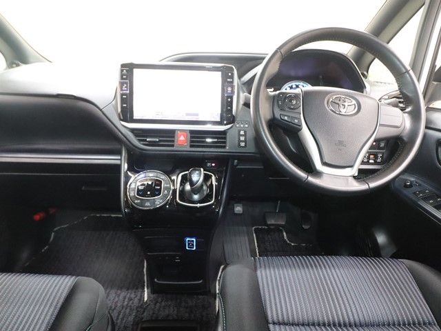 TOYOTA VOXY HYBRID 2017 Image 31