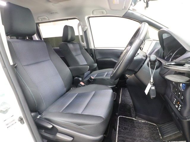 TOYOTA VOXY HYBRID 2017 Image 31