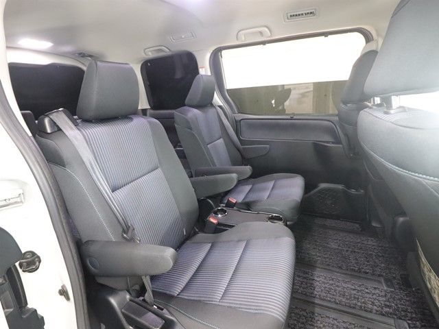 TOYOTA VOXY HYBRID 2017 Image 31