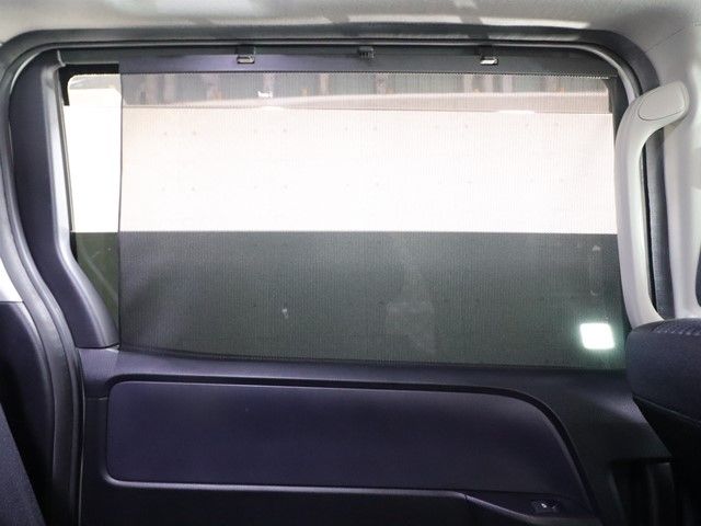 TOYOTA VOXY HYBRID 2017 Image 31