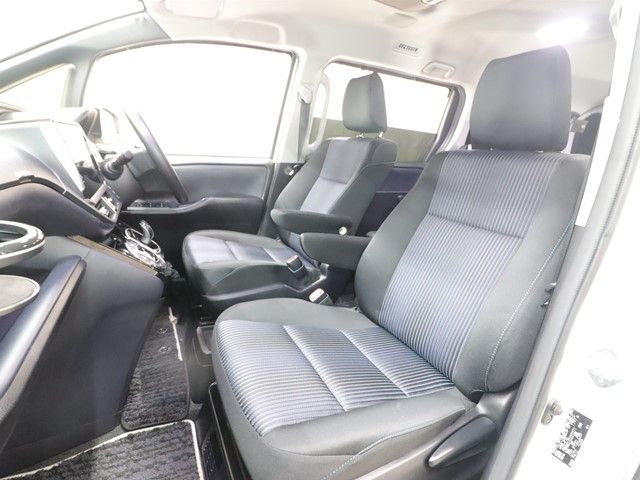 TOYOTA VOXY HYBRID 2017 Image 31