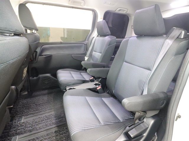 TOYOTA VOXY HYBRID 2017 Image 31