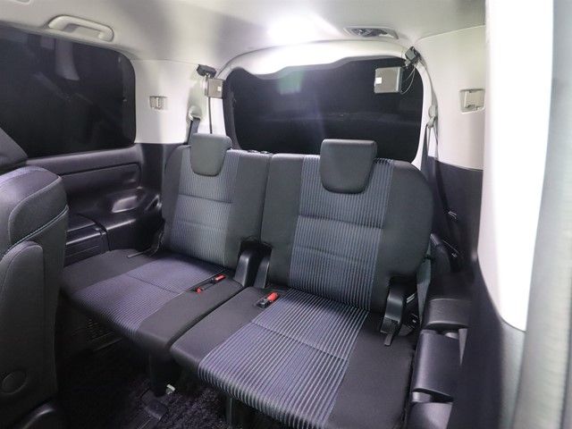 TOYOTA VOXY HYBRID 2017 Image 31