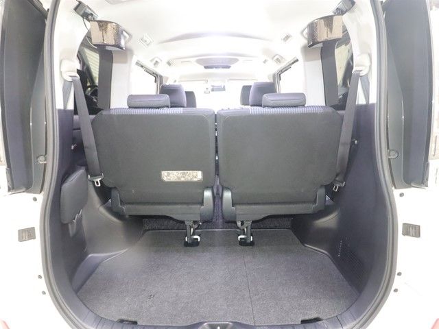 TOYOTA VOXY HYBRID 2017 Image 31