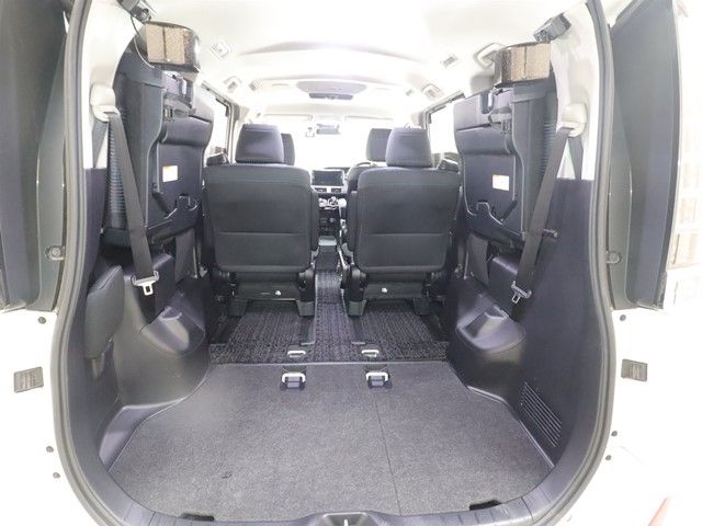 TOYOTA VOXY HYBRID 2017 Image 31