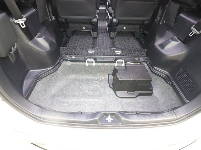 TOYOTA VOXY HYBRID 2017 Image 31