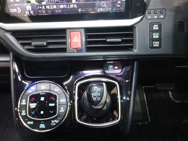 TOYOTA VOXY HYBRID 2017 Image 31