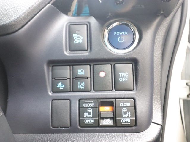 TOYOTA VOXY HYBRID 2017 Image 31