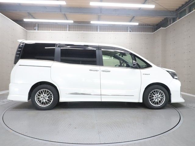 TOYOTA VOXY HYBRID 2017 Image 31
