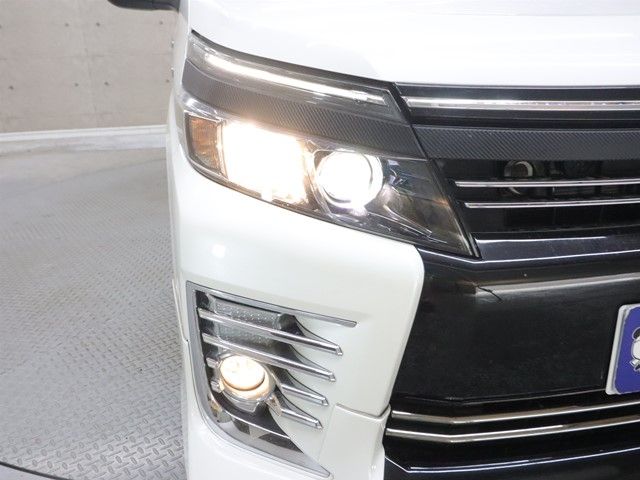 TOYOTA VOXY HYBRID 2017 Image 31