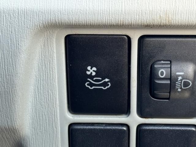 TOYOTA PRIUS 2011 Image 31