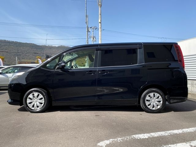 TOYOTA NOAH 2014 Image 31