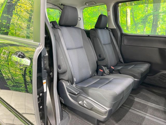 TOYOTA VOXY 2017 Image 31