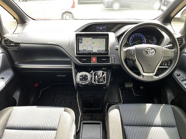 TOYOTA VOXY HYBRID 2017 Image 31