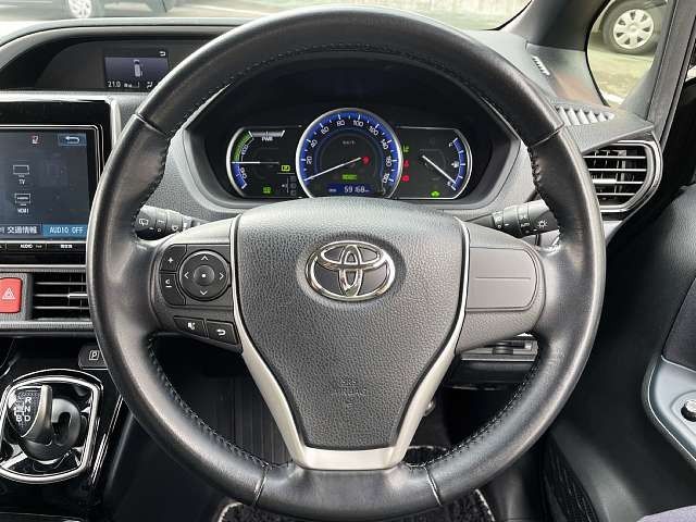 TOYOTA VOXY HYBRID 2017 Image 31