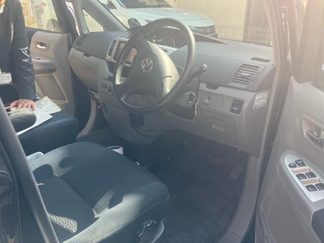 TOYOTA VOXY 2007 Image 31