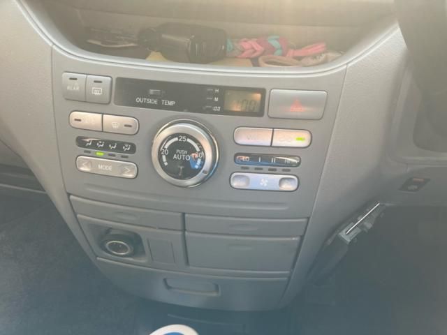 TOYOTA VOXY 2007 Image 31