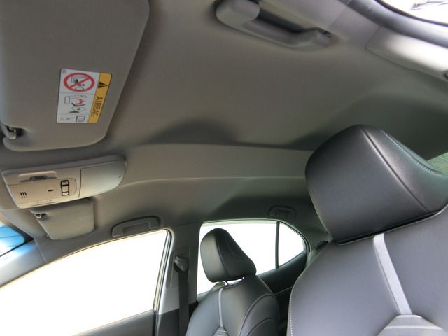 TOYOTA CAMRY HYBRID 2018 Image 31