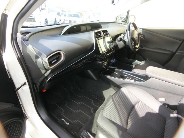 TOYOTA PRIUS 2018 Image 31