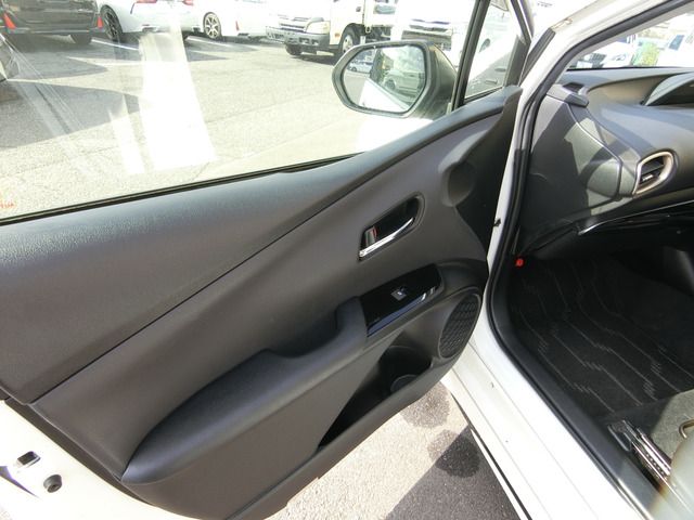 TOYOTA PRIUS 2018 Image 31