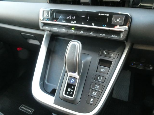 TOYOTA NOAH HYBRID 2022 Image 31