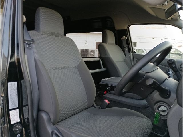 NISSAN NV350 CARAVAN 4WD 2015 Image 31