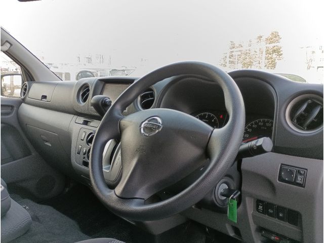 NISSAN NV350 CARAVAN 4WD 2015 Image 31