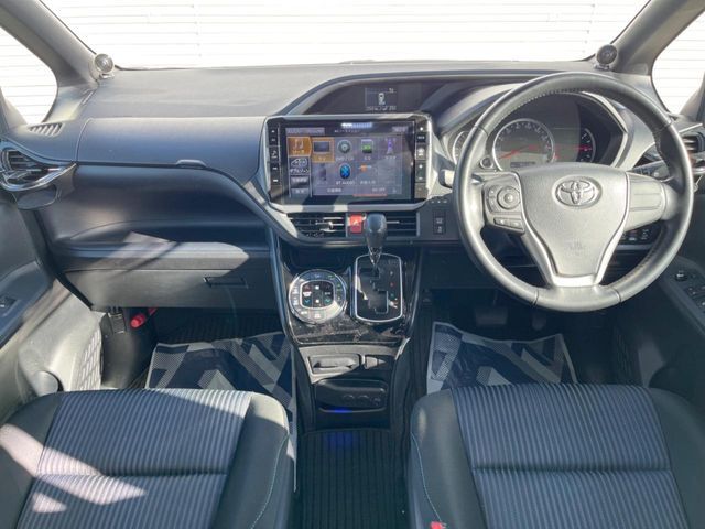 TOYOTA VOXY 2017 Image 31