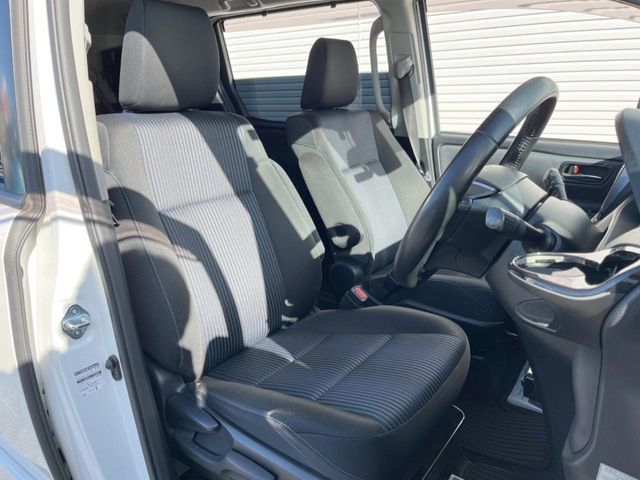 TOYOTA VOXY 2017 Image 31