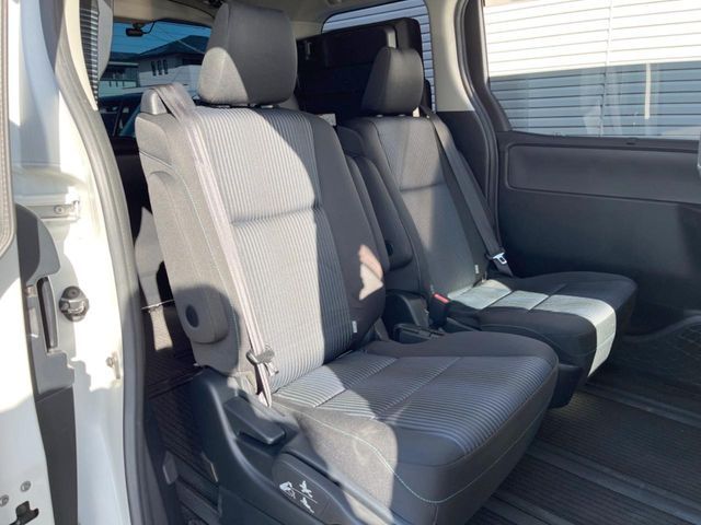 TOYOTA VOXY 2017 Image 31