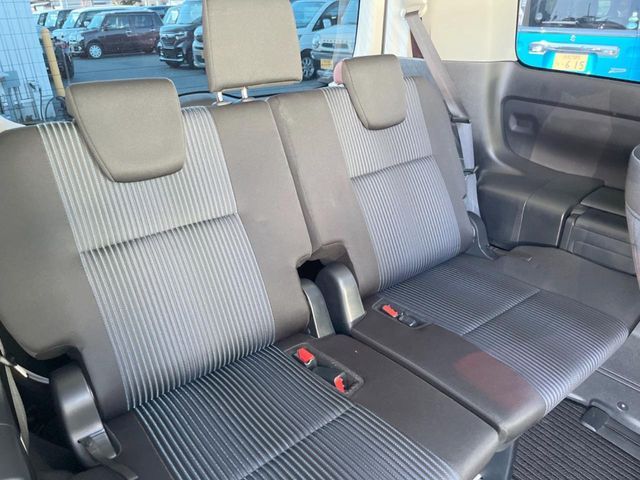 TOYOTA VOXY 2017 Image 31